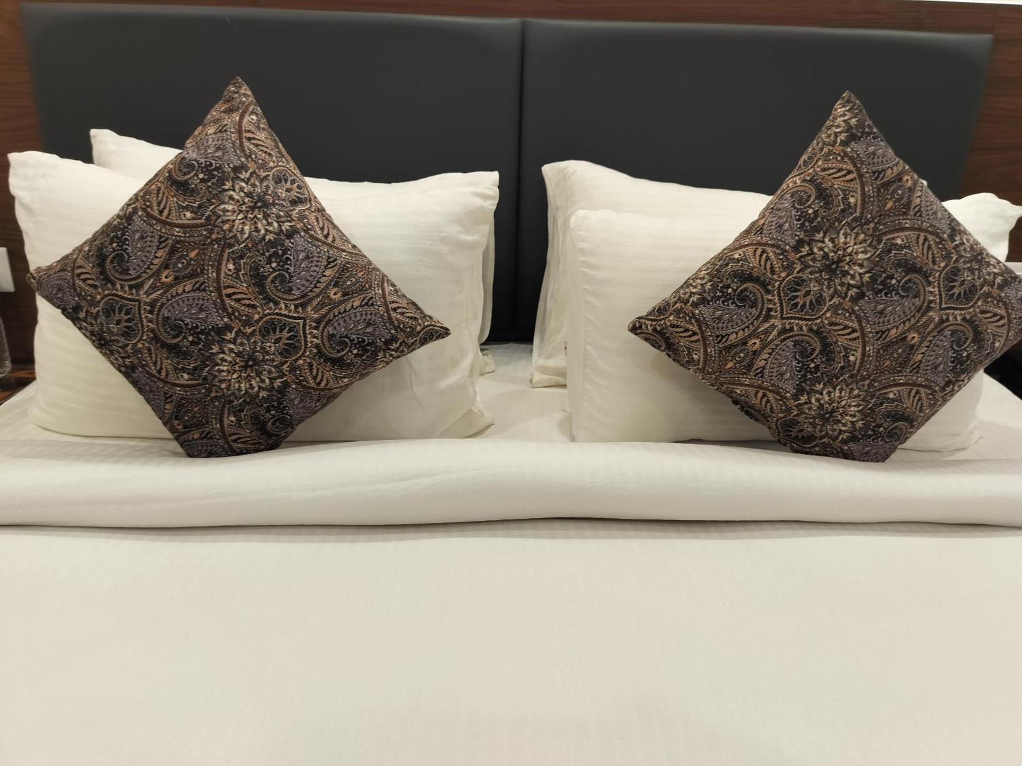 Hotel Luxe Opera Nh8 - 7km From Igi Airport Delhi - 
