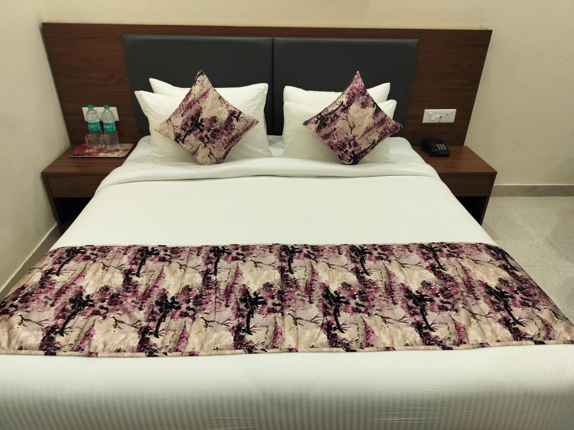 Luxe Opera Nh8 - 7km From Igi Airport Delhi - 