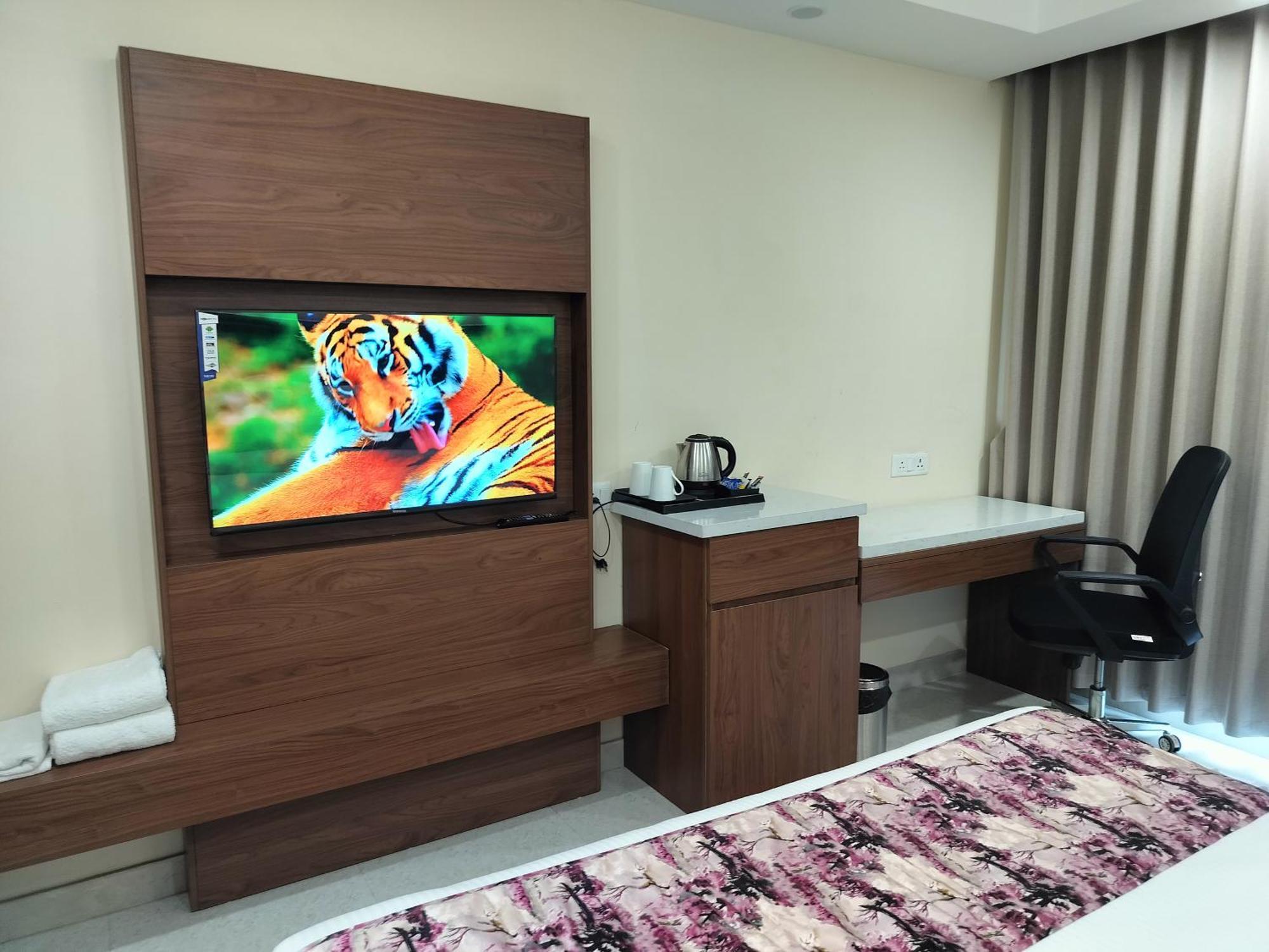 Hotel Luxe Opera Nh8 - 7km From Igi Airport Delhi 4*