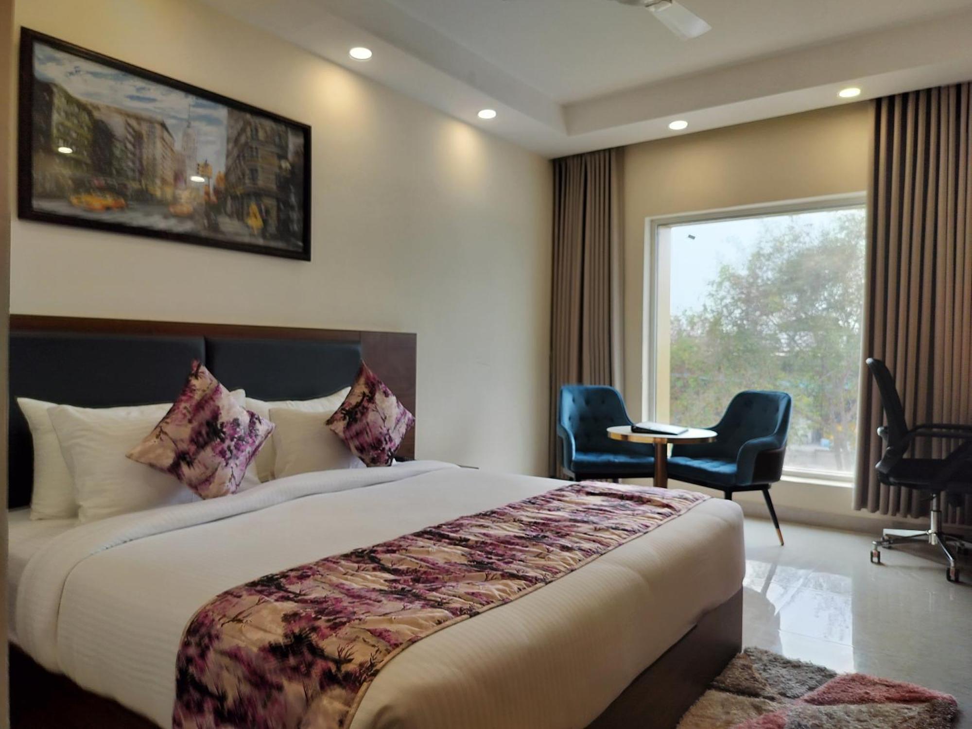 Luxe Opera Nh8 - 7km From Igi Airport Delhi New Delhi