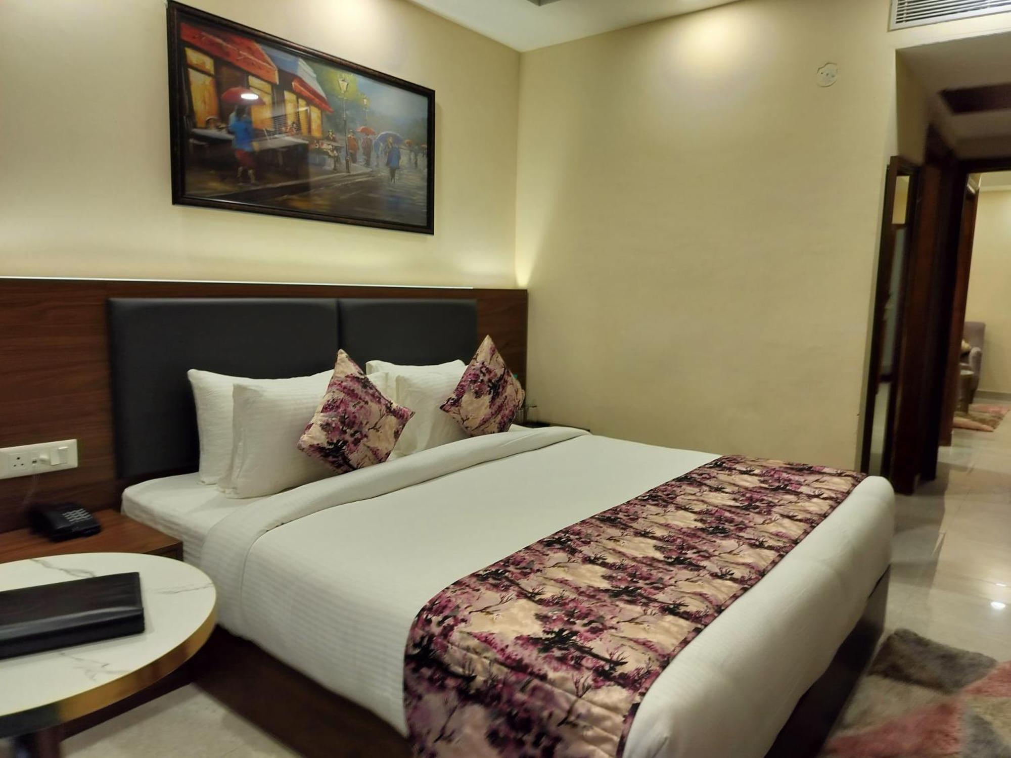 Luxe Opera Nh8 - 7km From Igi Airport Delhi Hotel