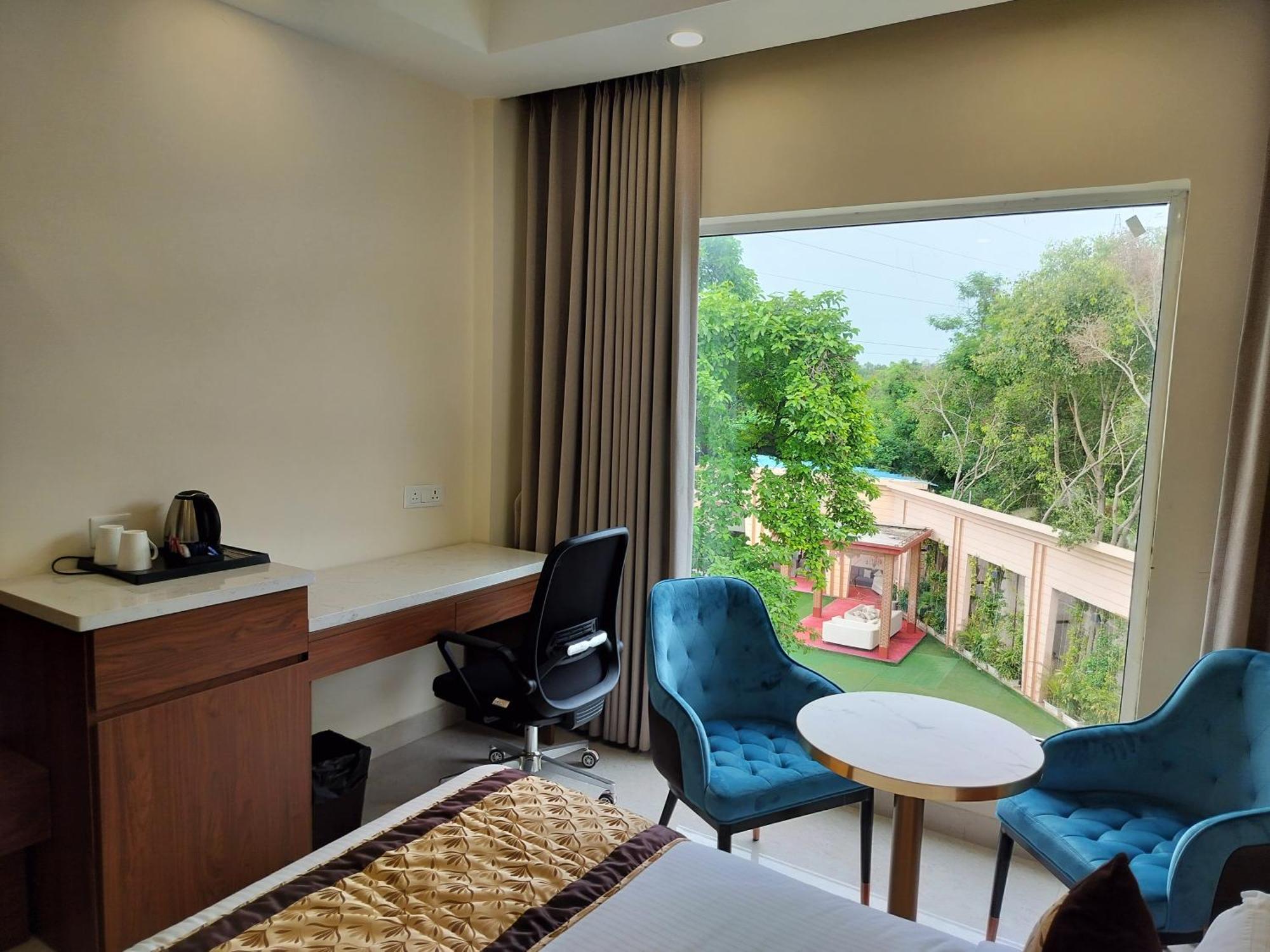Hotel Luxe Opera Nh8 - 7km From Igi Airport Delhi 4*