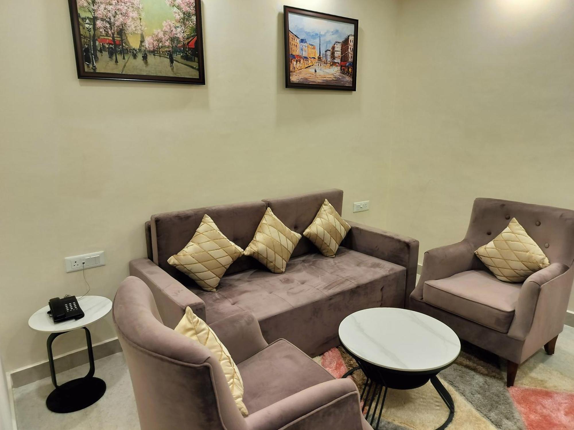 Luxe Opera Nh8 - 7km From Igi Airport Delhi