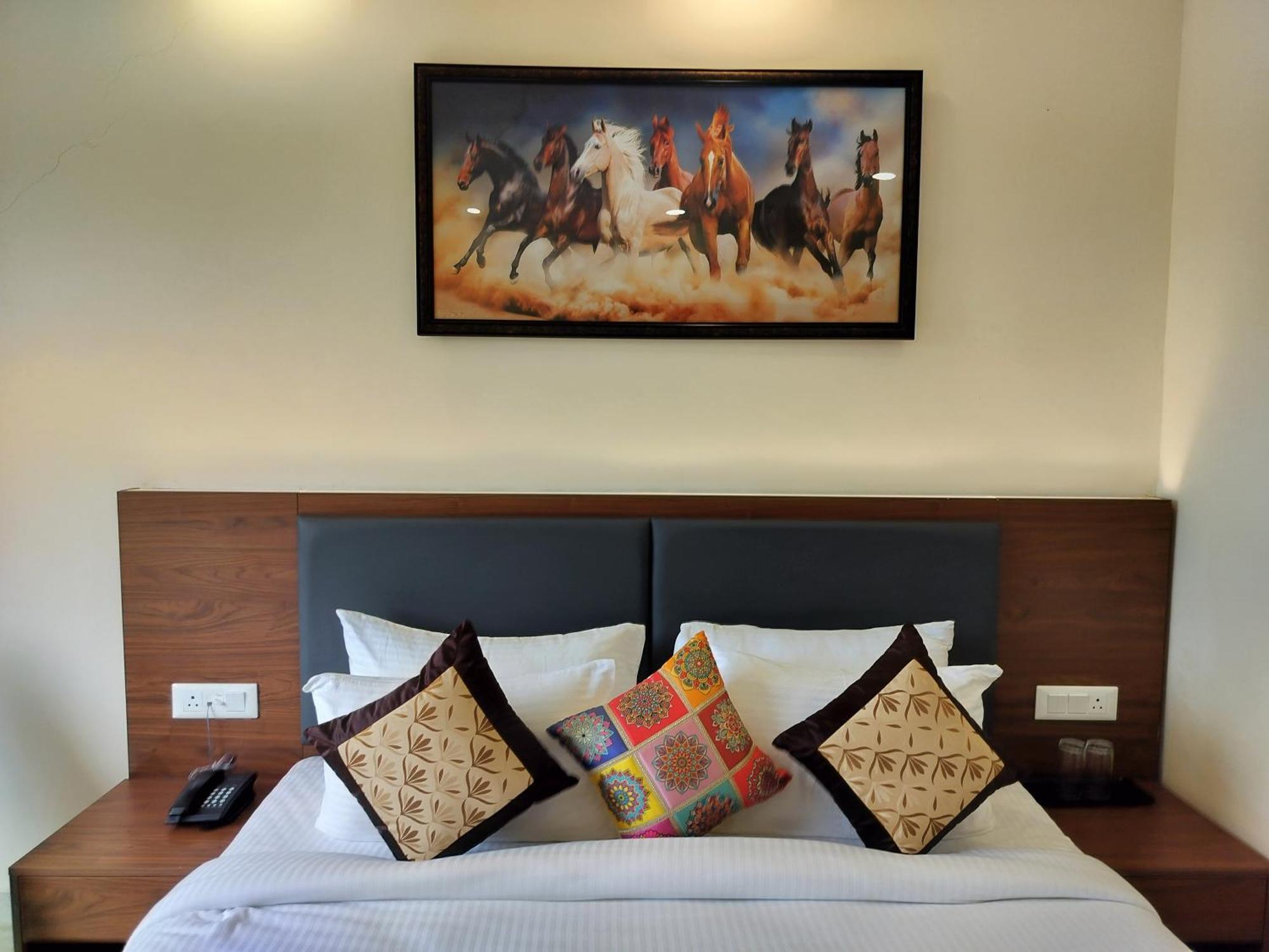 Hotel Luxe Opera Nh8 - 7km From Igi Airport Delhi