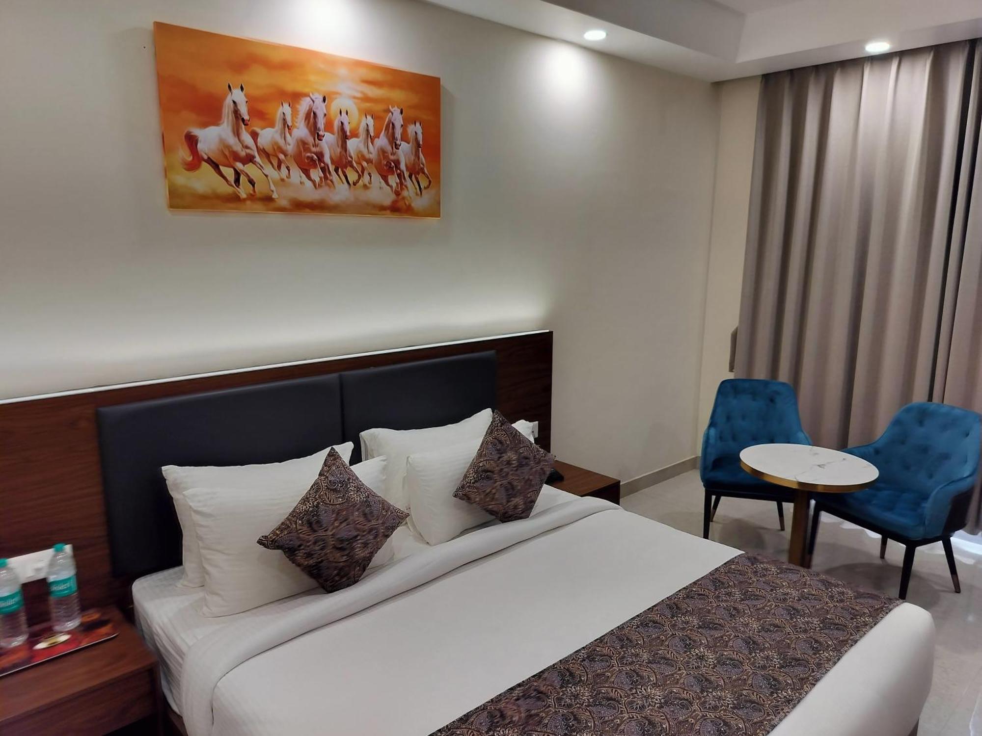 Hotel Luxe Opera Nh8 - 7km From Igi Airport Delhi 4*