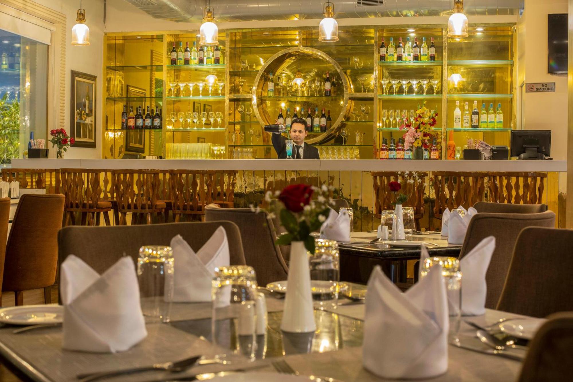 Luxe Opera Nh8 - 7km From Igi Airport Delhi 4*