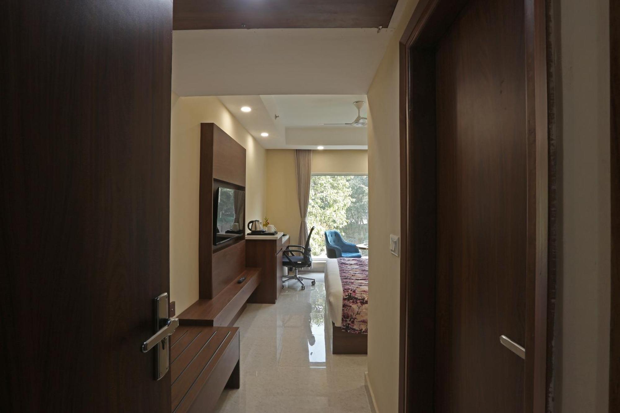 Luxe Opera Nh8 - 7km From Igi Airport Delhi 4*