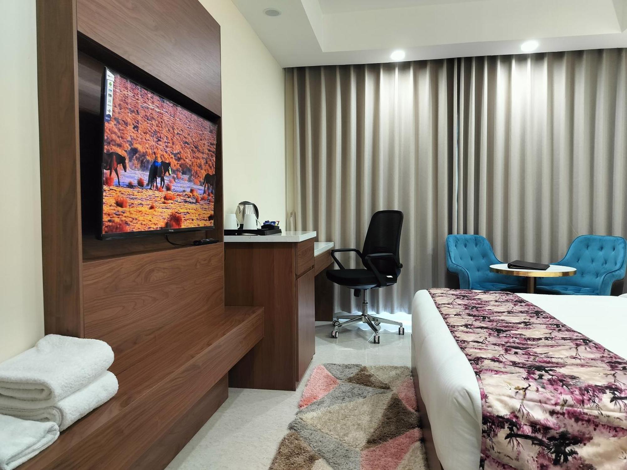 Hotel Luxe Opera Nh8 - 7km From Igi Airport Delhi - 